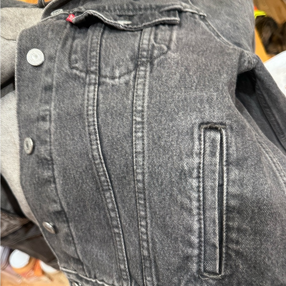 Levi's Women's Faded Black Denim Trucker Jacket - Picture 6 of 6